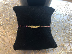 Bracelet chaine en acier doré  " Plume " et perles roses